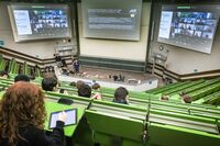 Präsenzveranstaltung in einem Hörsaal mit Videokonferenz