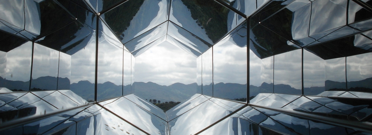 Blick durch Spiegel auf eine Bergkette