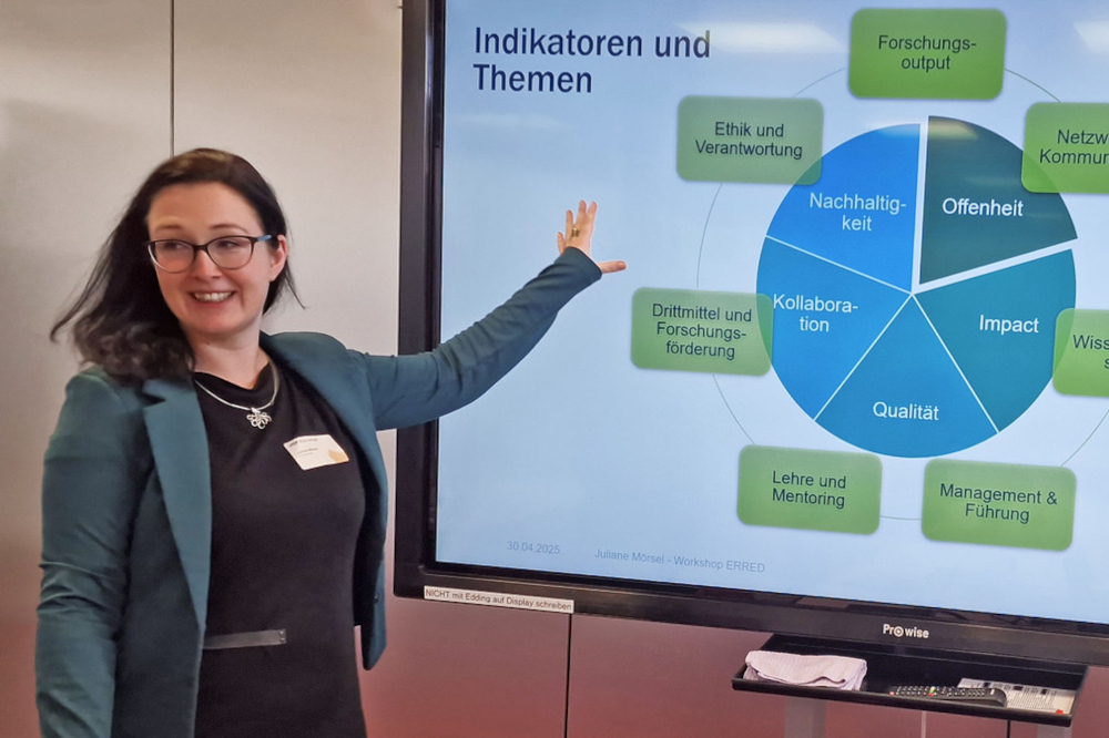 Projektleiterin Juliane Mörsel deutet auf eine Präsentation