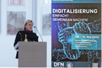 Elke Spanke auf dem Podium der Tagung der DFN-Nutzergruppe Mai 2023