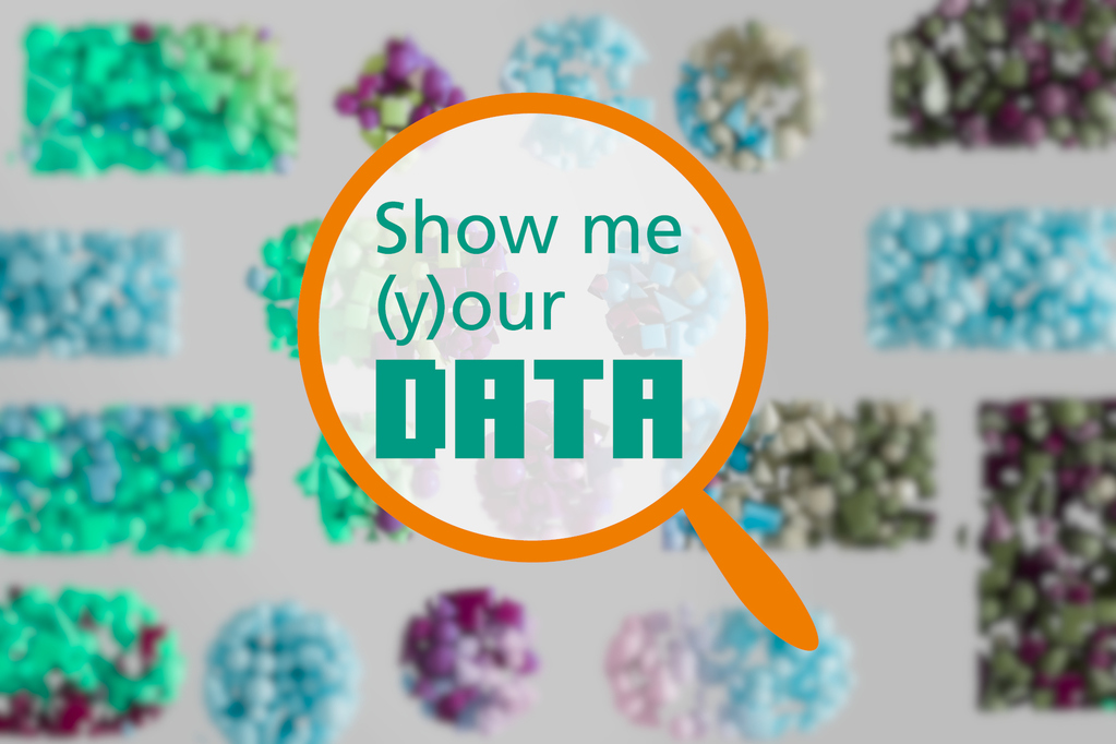 Grafik einer Lupe mit dem Text "show me your data", im Hintergrund unscharfe Häufchen mit geometrischen Figuren
