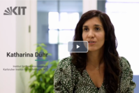 Video-Screenshot mit einer Protagonistin