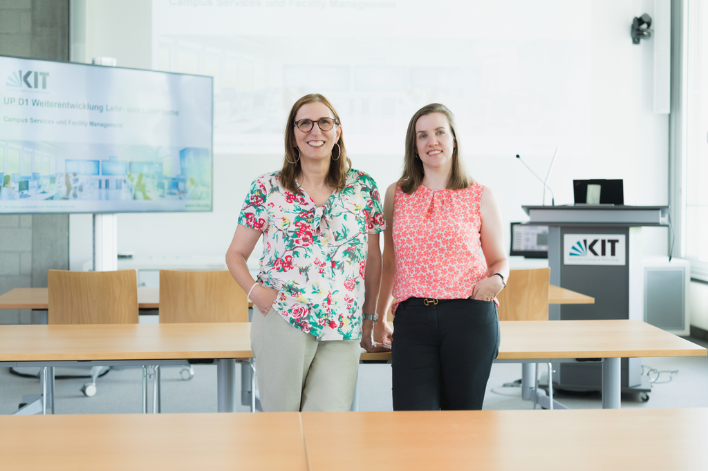 Viktoria Fitterer (l.) und Theresa Schlegel (r.) in einem Seminarraum mit Medientechnik