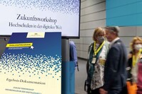 Deckblatt der Dokumentation vor einem Foto von Teilnehmenden 