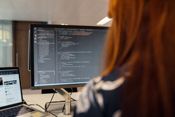 Computerbildschirm mit unscharfer Silhouette einer Person